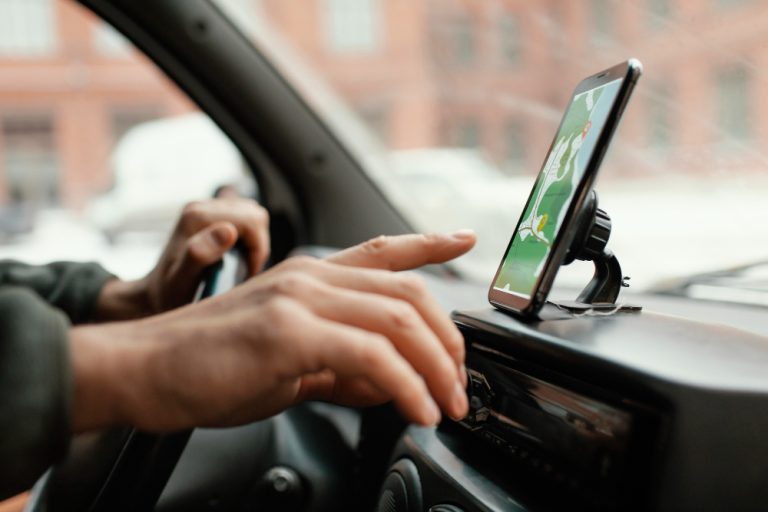 Motorista de aplicativo será indenizado por acusação leviana postada em perfil de humor