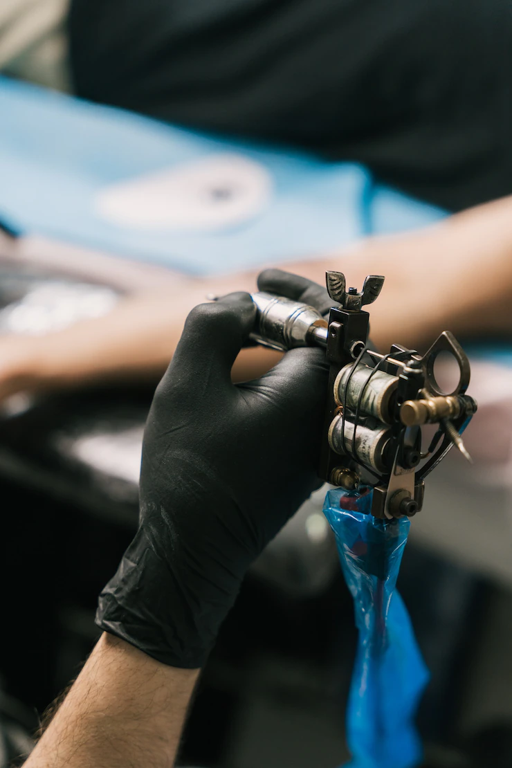 Homem é condenado por violência doméstica em razão de tatuagem feita pela companheira