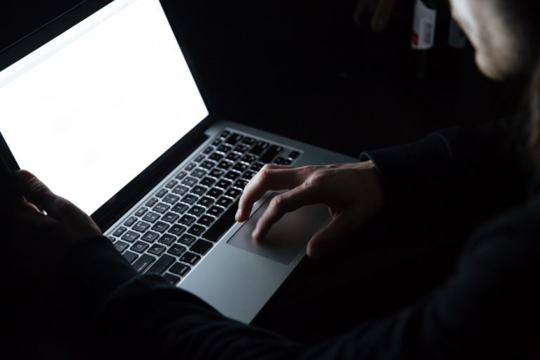 Posse e distribuição de pornografia infantil são crimes autônomos, e penas podem ser somadas