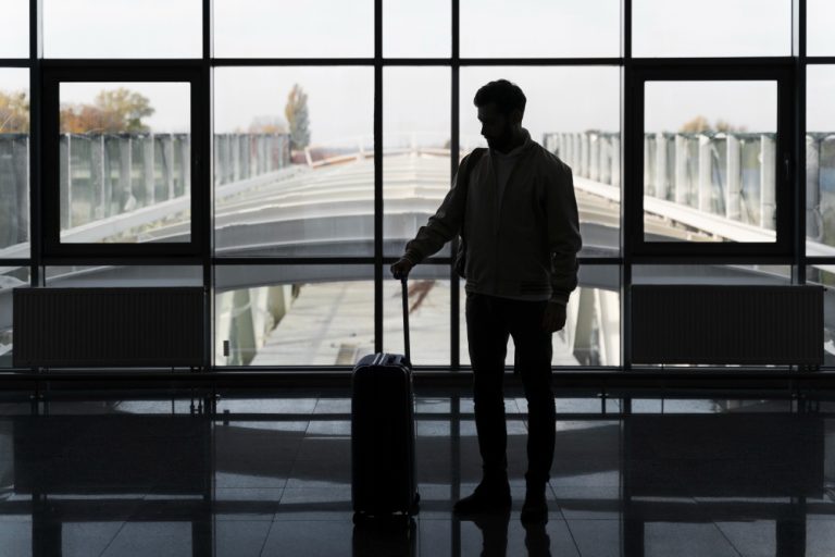 Homem que perdeu compromisso de trabalho por cancelamento de voo deve ser ressarcido