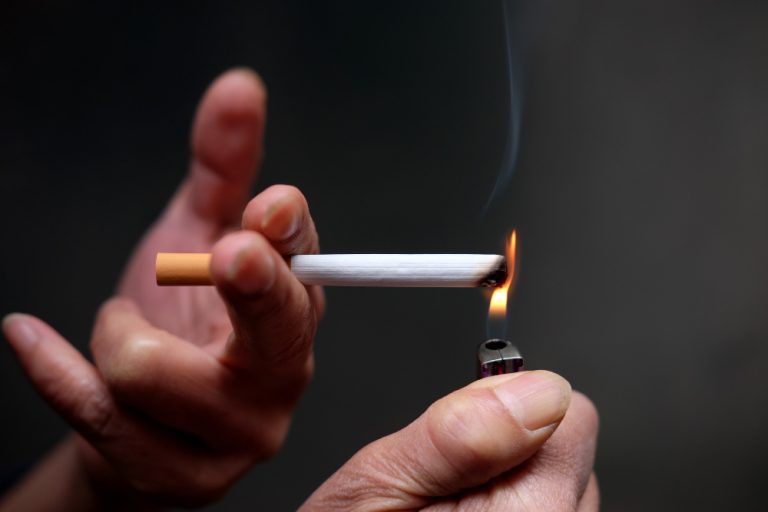 Empregado que acendeu cigarro em área proibida e queimou colega tem justa causa mantida