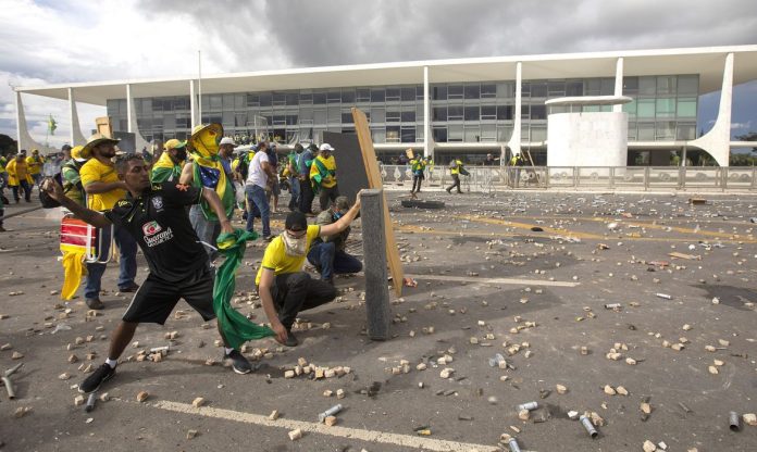 Manifestantes fazem ato contra governo no dia 8 de janeiro 2023