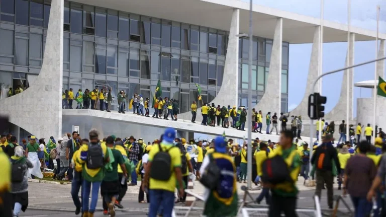 STF condena réu que furtou bola autografada por Neymar no 8/1