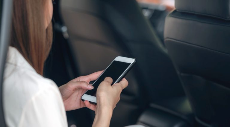 Uber deve indenizar passageiro que esqueceu celular em veículo de motorista