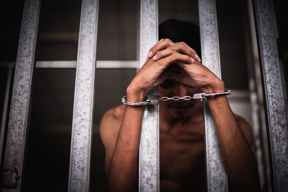 Professor é condenado a mais de 77 anos de prisão por crimes sexuais contra alunas