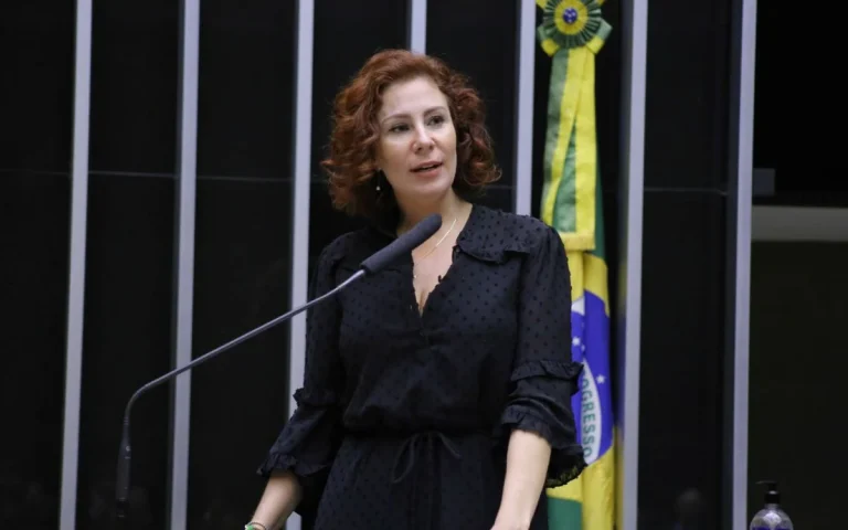Rede X recorre ao STF contra suspensão de perfis de Carla Zambelli