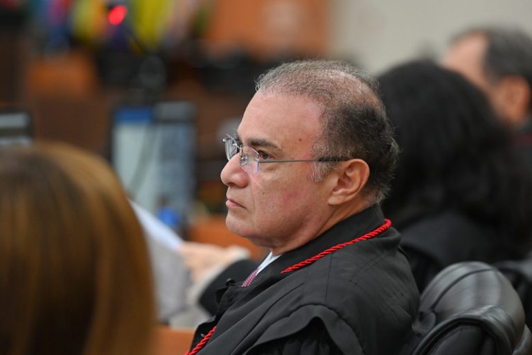 Empresa de locação de bens móveis deve continuar pagando Imposto Sobre Serviço de Qualquer Natureza