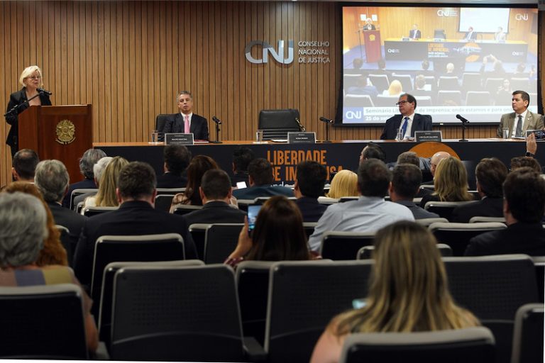 Não há democracia sem uma imprensa livre, defende a Ministra Rosa Weber