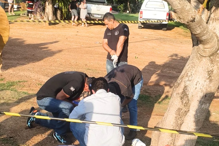 Mulher é denunciada por homicídios de familiares de amante do marido