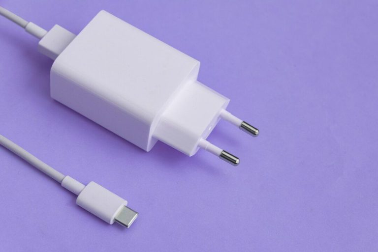 Empresa é condenada a fornecer carregador para consumidora que comprou celular