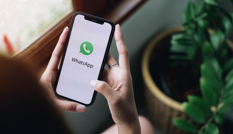 Dissimulação de venda casada de iPhone com seguro implica danos morais indenizáveis no Amazonas