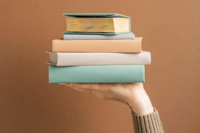 composicao-de-vista-frontal-com-diferentes-livros