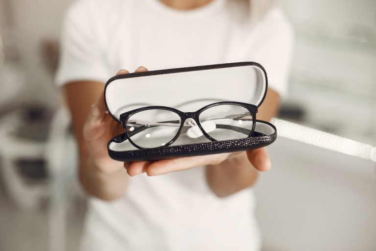 Ótica e optometrista devem indenizar cliente por erro em receituário de óculos