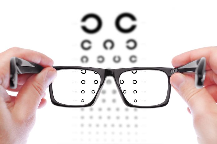 homem-verificando-a-visao-com-oculos-novos