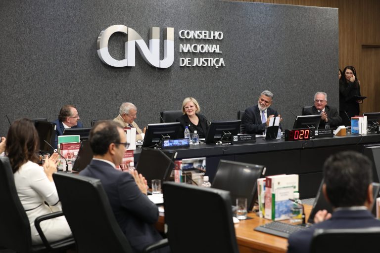 Rosa Weber recebe homenagem da Justiça do Trabalho por legado como magistrada