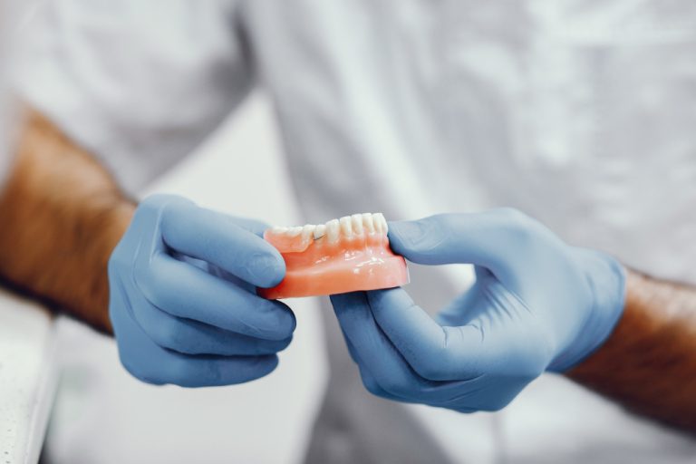 Erro em implante dentário fixa condenação de prestadora de serviços