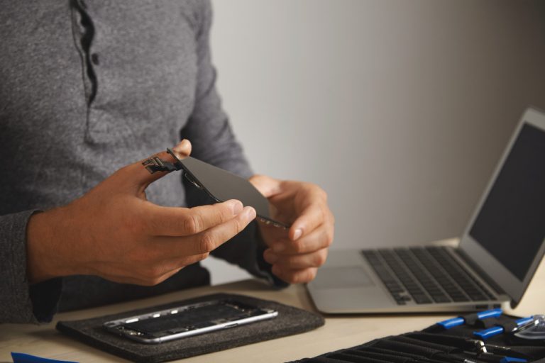 Mau uso comprovado do celular pelo usuário derruba presunção de que comprou aparelho com defeitos