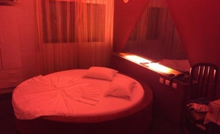 Motel deve indenizar mulher que foi agredida ao ter quarto invadido pelo ex-marido