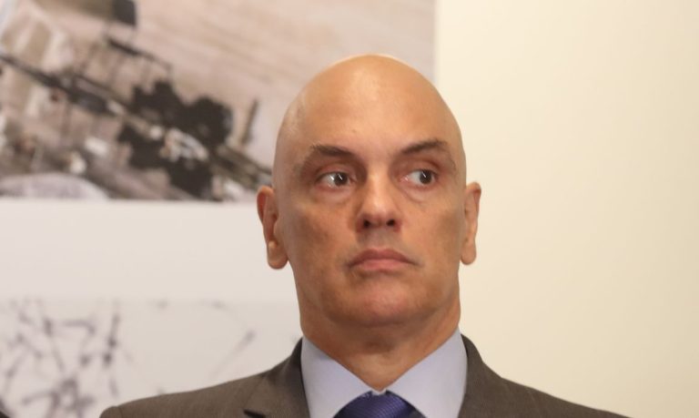 Moraes solta envolvidos em fraude de cartões de vacina de Bolsonaro