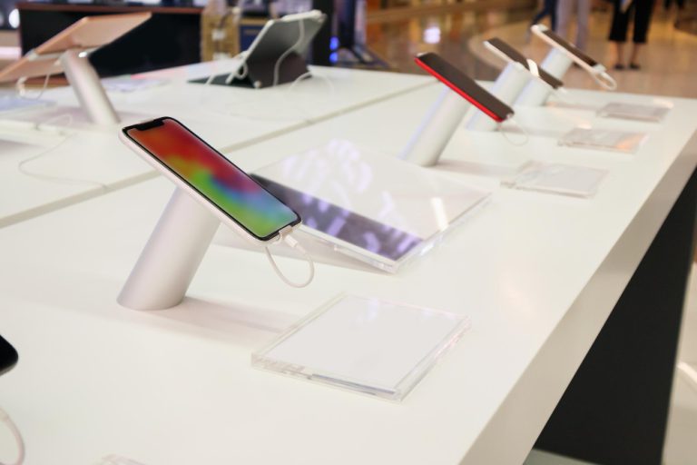 Sentença é reformada e Apple deve indenizar consumidor por vender iphone sem carregador