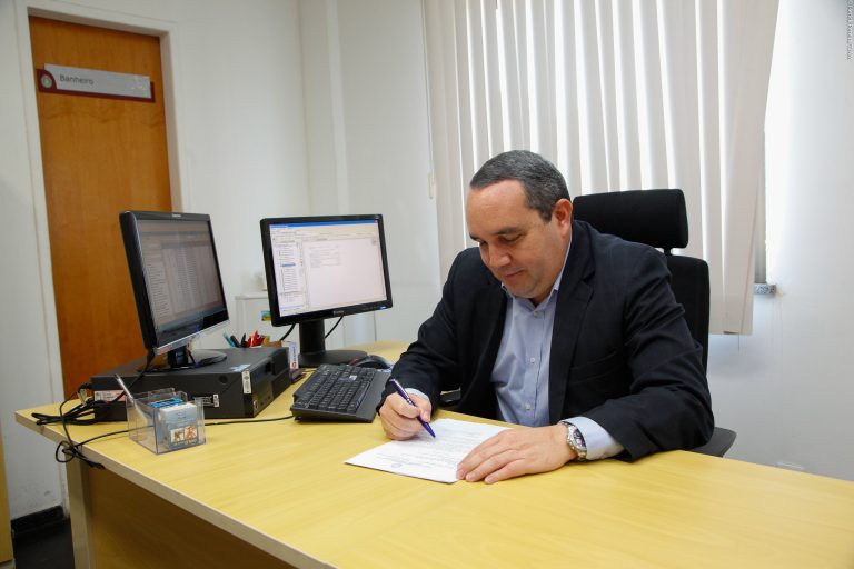 Banco deve indenizar e pagar o dobro da quantia descontada sem autorização do consumidor