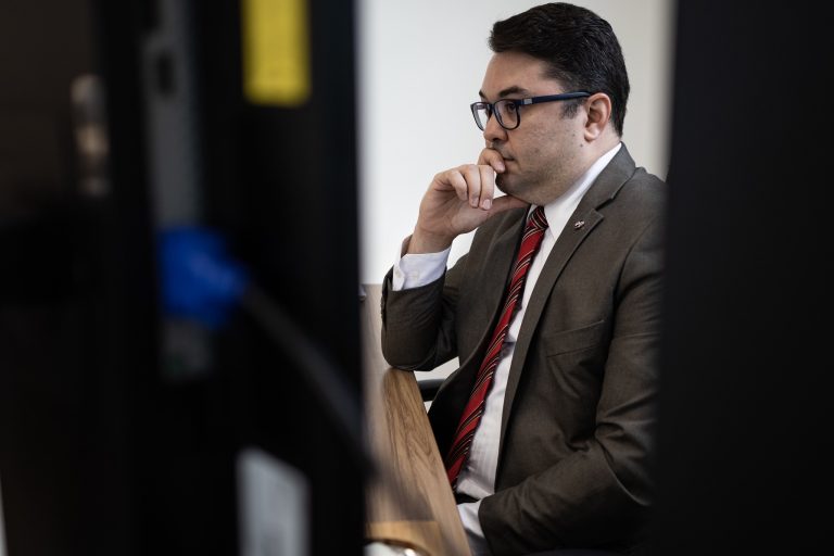 Empresas devem indenizar por cobrar taxa não especificada na compra de ingresso para show em Manaus