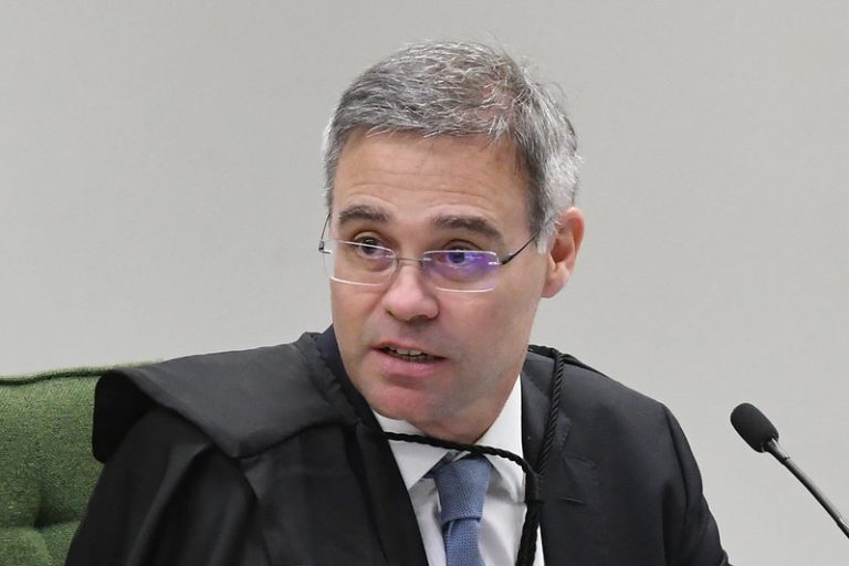 STF absolve réu fixando que o uso de arma que não serve ao disparo esvazia o crime