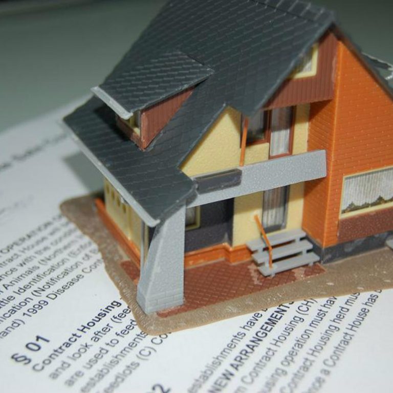 Demora na transferência de imóvel gera condenação de novos proprietários a custas e honorários