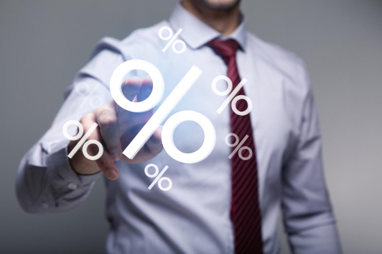 Banco deve indenizar consumidor em R$ 10 mil por descontos de “Cesta Econômica” sem autorização