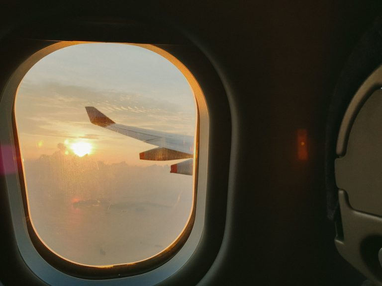 Latam é condenada a indenizar passageiro por atraso em voo com destino a Manaus