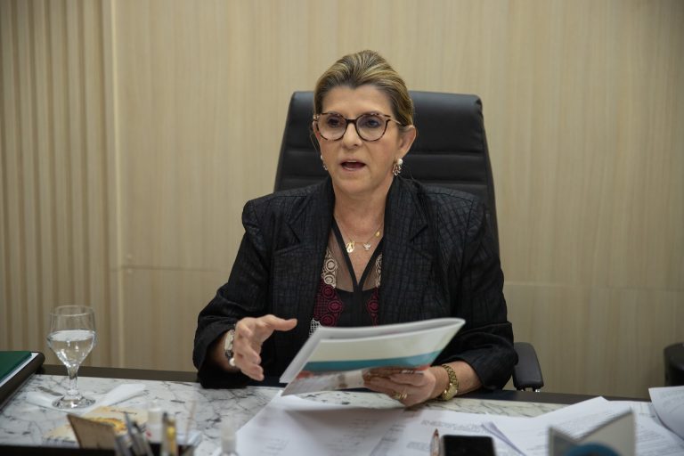 Dívida tributária cobrada com ausência de relação jurídica implica em ofensa indenizável