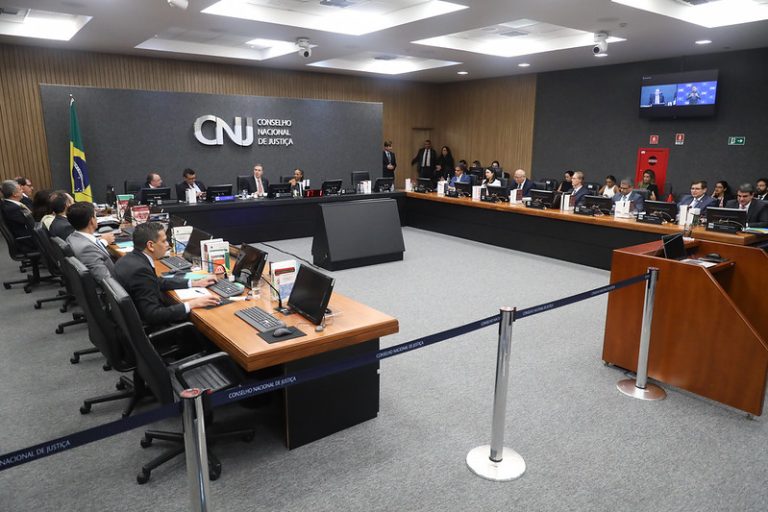 CNJ amplia acesso às licenças-maternidade e paternidade de mães e pais solos e casais homoafetivos