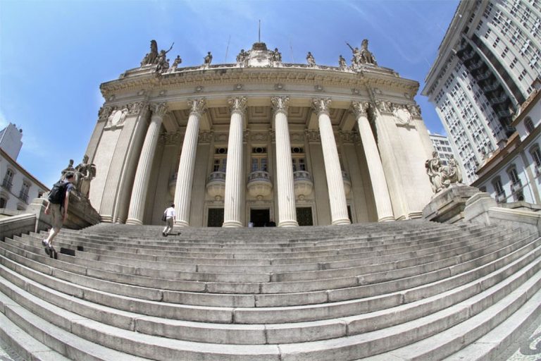 STJ mantém lei do Rio sobre reembolso a servidor de despesas com advogados