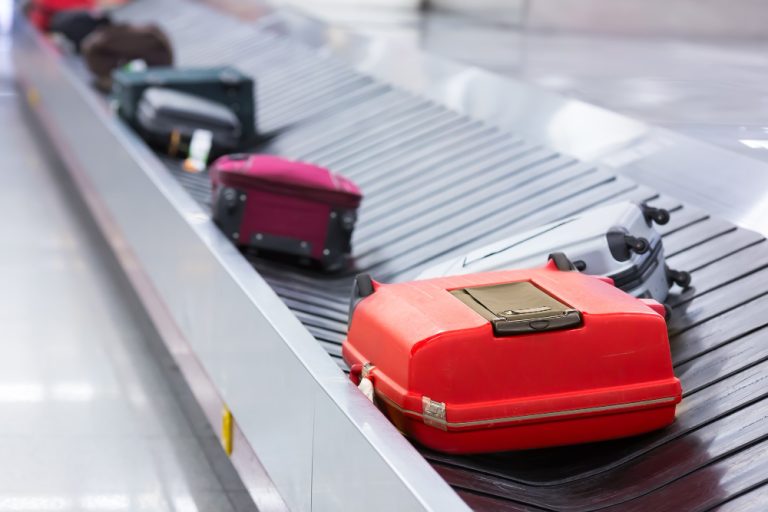 Juiz manda Latam indenizar passageiro por bagagem entregue no destino errado