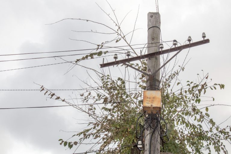 Motociclista deve ser indenizada por danos morais e estéticos após colisão com fio de fibra ótica