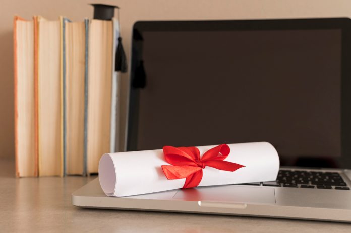 certificado-de-diploma-de-educacao-no-laptop