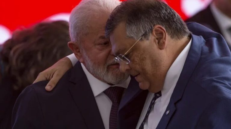 Lula afirma que Dino é vítima de fake news com “ataques plantados”