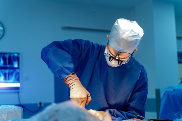 Por não realizar cirurgia no prazo, Estado é condenado a indenizar acidentado em mais de R$  50 mil