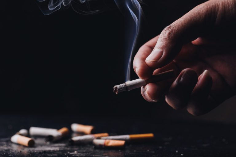 Justiça proíbe pai de fumar cigarro durante visita a filho recém-nascido