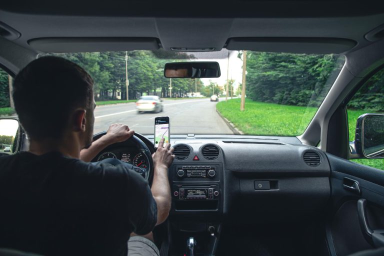 Motorista da Uber, embora não seja consumidor, pode ter a seu favor a inversão do ônus da prova