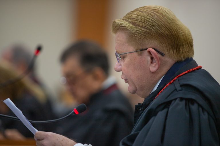 Sem a higidez com a prova do tráfico de drogas e com a violação da casa, absolve-se suspeito