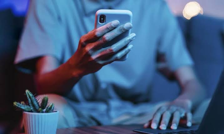 Envio reiterado de fotos de conotação íntima à vítima podem revelar importunação sexual