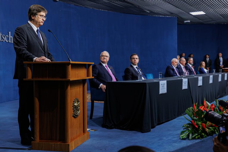 Paulo Gonet assume compromisso de proteger direitos fundamentais à frente da PGR