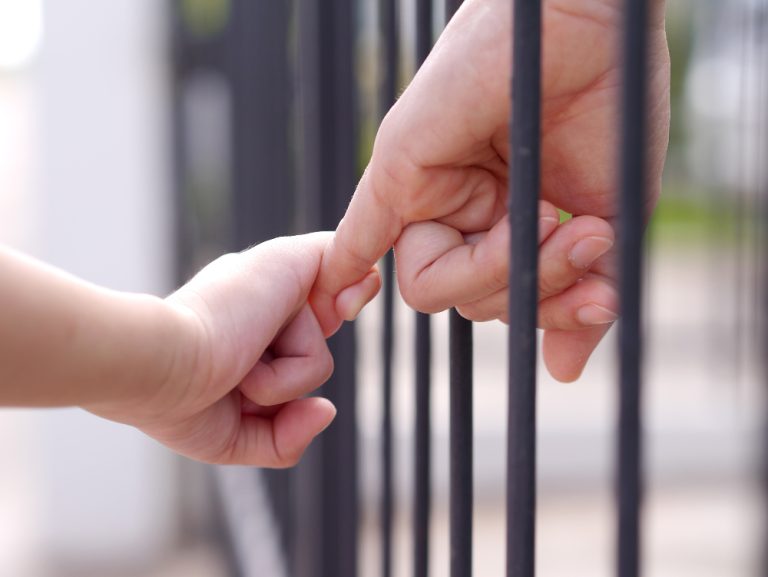 Mesmo sendo presa com drogas na residência, mãe de menor de 12 anos tem direito à domiciliar
