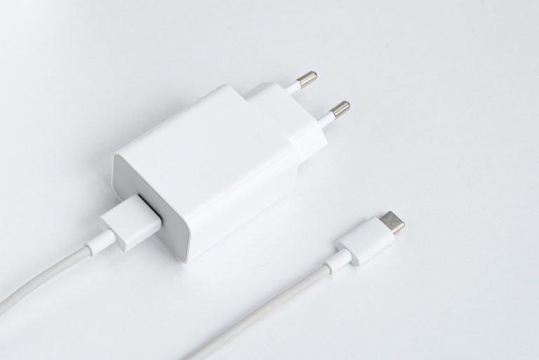 Condicionar a compra do Iphone à venda separada do carregador é impor celular ‘capenga’, diz Juiz