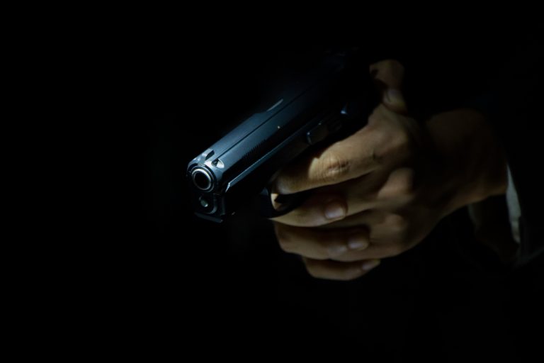 Arma falsa gera grave ameaça e impede pena alternativa em caso de roubo, decide STJ