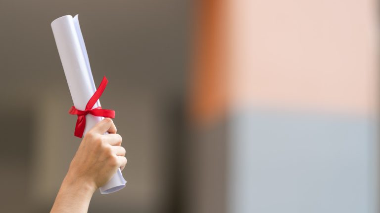 Especialização obtida no exterior e não revalidada, não serve à garantia de adicionais ao servidor