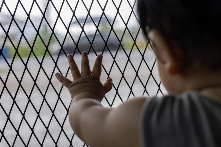 Por ser mãe de menores de 12 anos presa não precisa demonstrar que tem direito à domiciliar