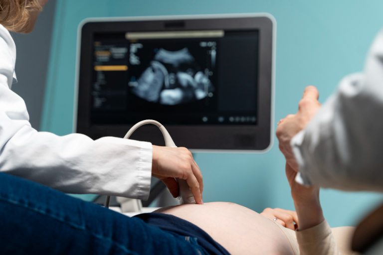 Lei obriga mulher a ver imagem de feto antes de aborto legal em Maceió