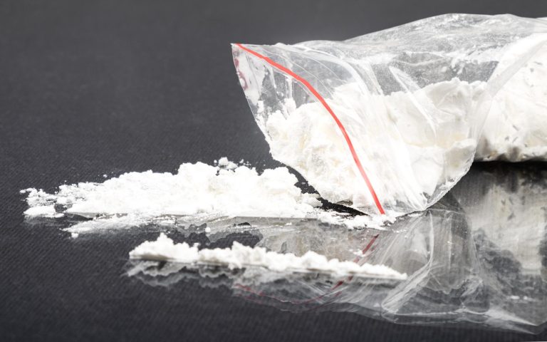 Por 1g de cocaína não se muda a condição de usuário de droga para a de traficante